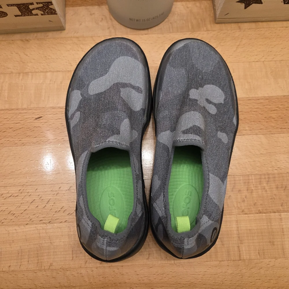 OOFOS OOmg eeZee Low Recovery Shoes Gray Camouflage Womens Size 6